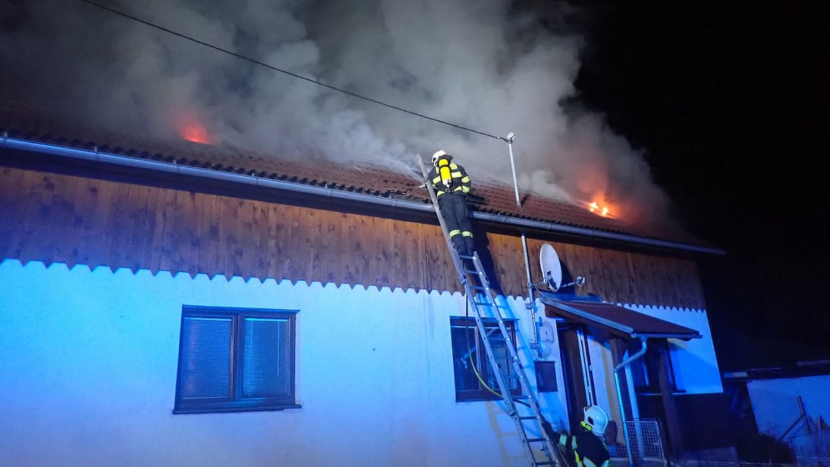 Hasič propadl stropem při rozsáhlém požáru domu na Zlínsku